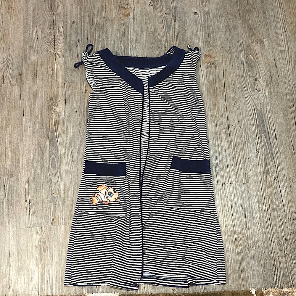 A Nemo robe blue and white lines zip-up